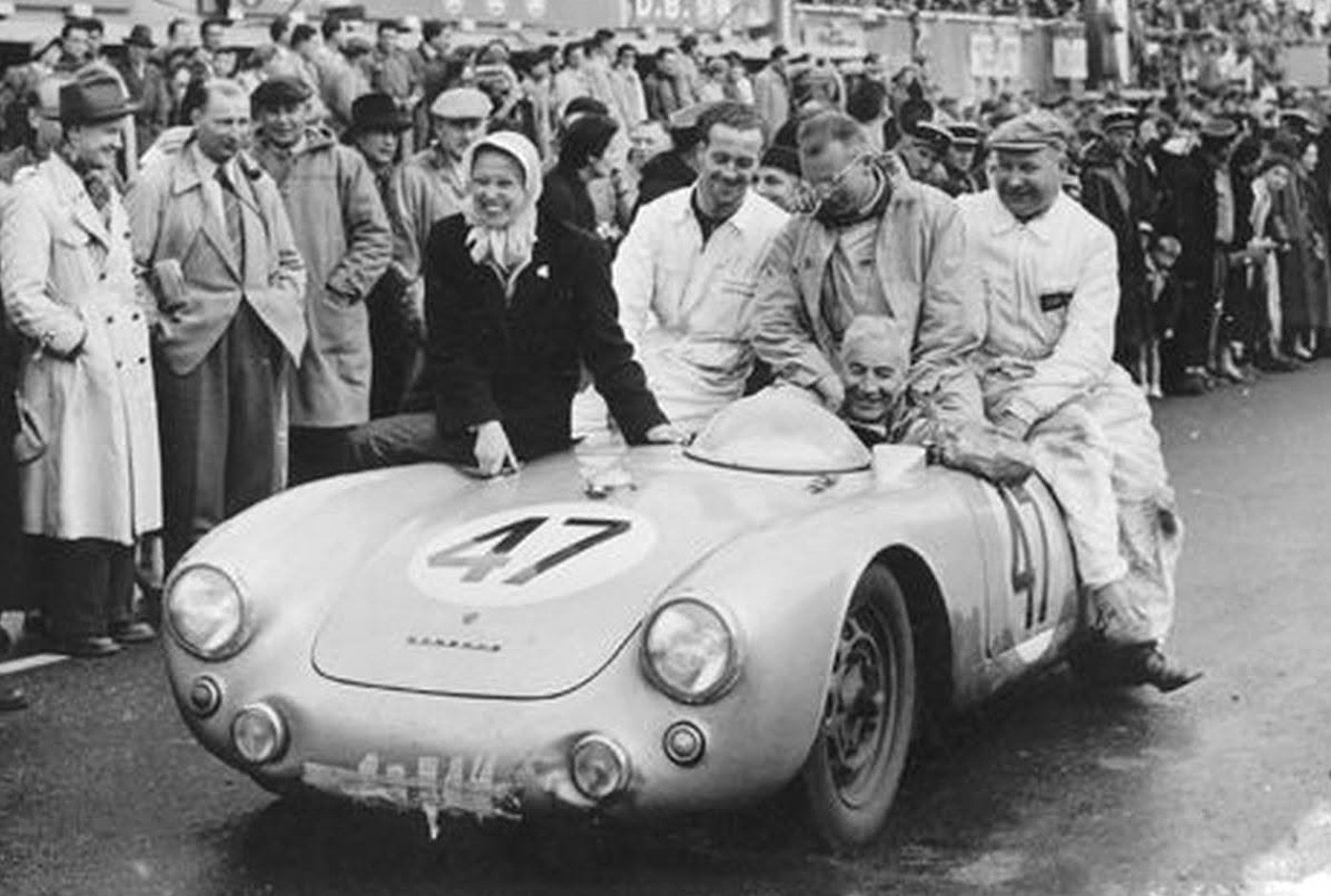 Elfi Arkus-Duntov on the fender of Porsche 550 number 47 at Le Mans 1954, Zora Arkus-Duntov in the cockpit, crew on the car